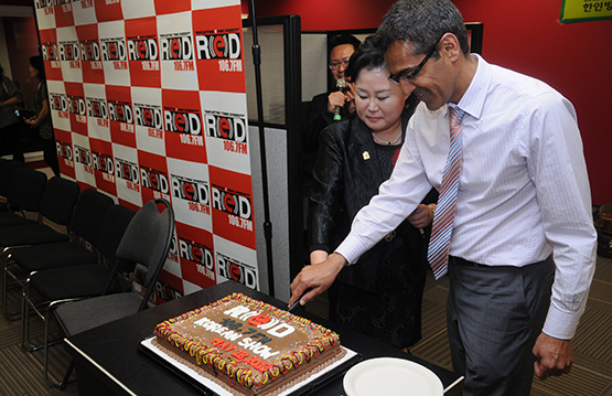 ▲ 기념식을 마친후 RED FM 총대표 쿨윈더(Kulwinder Sanghera·오른쪽)와 전아나 한인방송 대표가 축하케익을 자르고 있다.