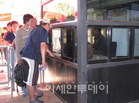 ▲ 태국과 라오스 국경 농카이 출입국관리사무소에서 비자심사를 받고 있다. [사진출처/아세안투데이DB]
